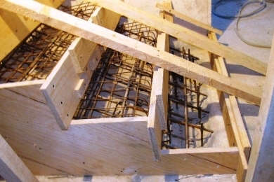 Монтаж бетонной лестницы: установка опалубки, армирование, заливка